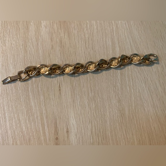 PRELOVED GOLD TONE ROSE BRACELET - Picture 2 of 2